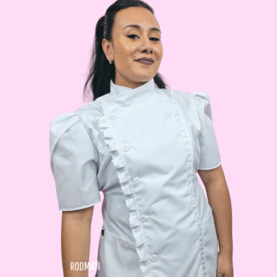 Filipina para chef dama estilo Aura de Rodmati. Uniforme de repostería con mangas abombadas, holanes y envío gratis con nombre bordado.
